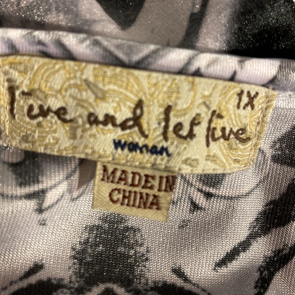 Live and let live velvet v-neck top with sequins size 1X - Picture 9 of 13